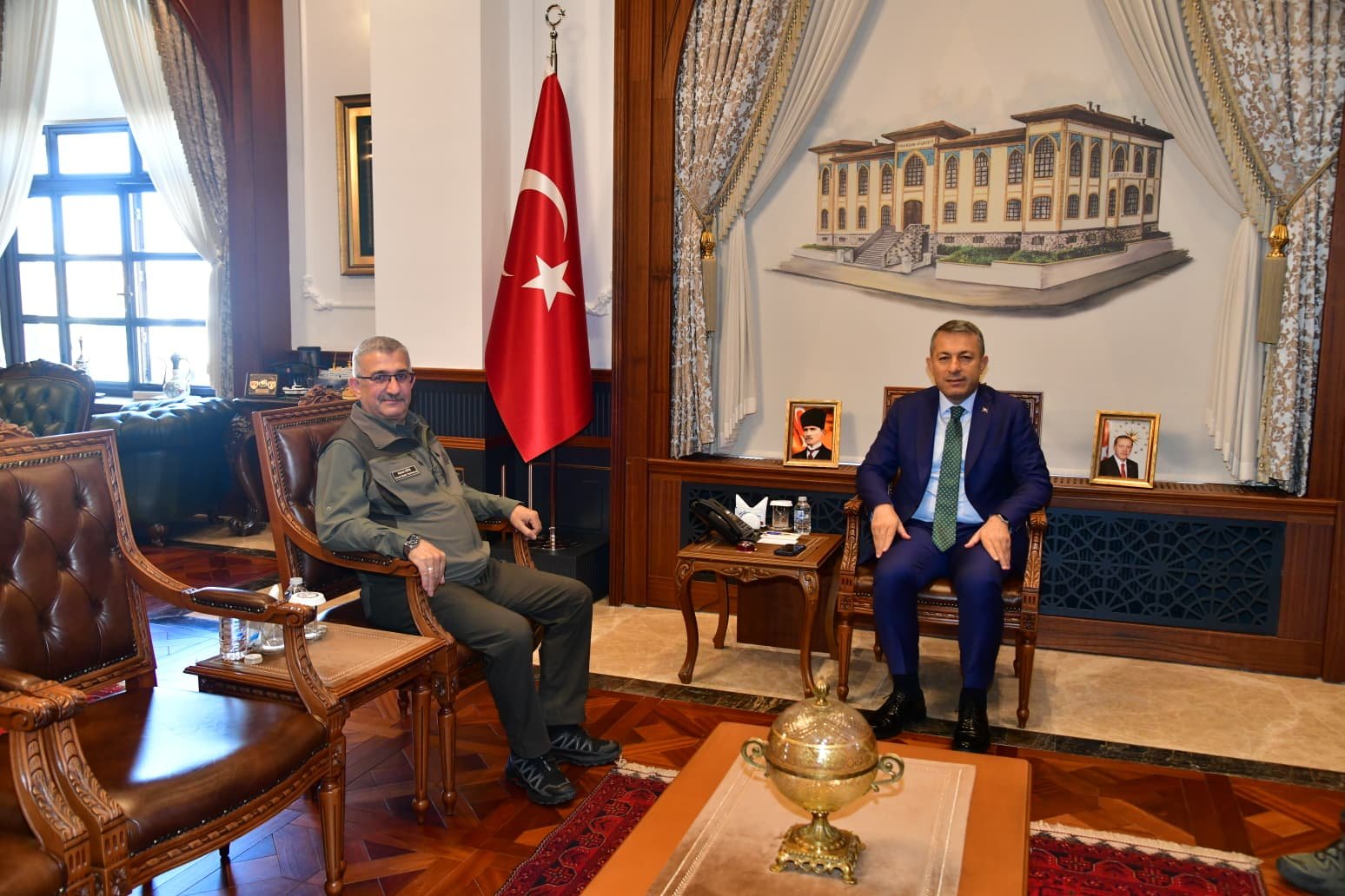 Trabzon Valisi Tahir Şahin’in Doğa Koruma ve Milli Parklar yöneticilerini makamında kabul ettiği görüşmeden görüntü