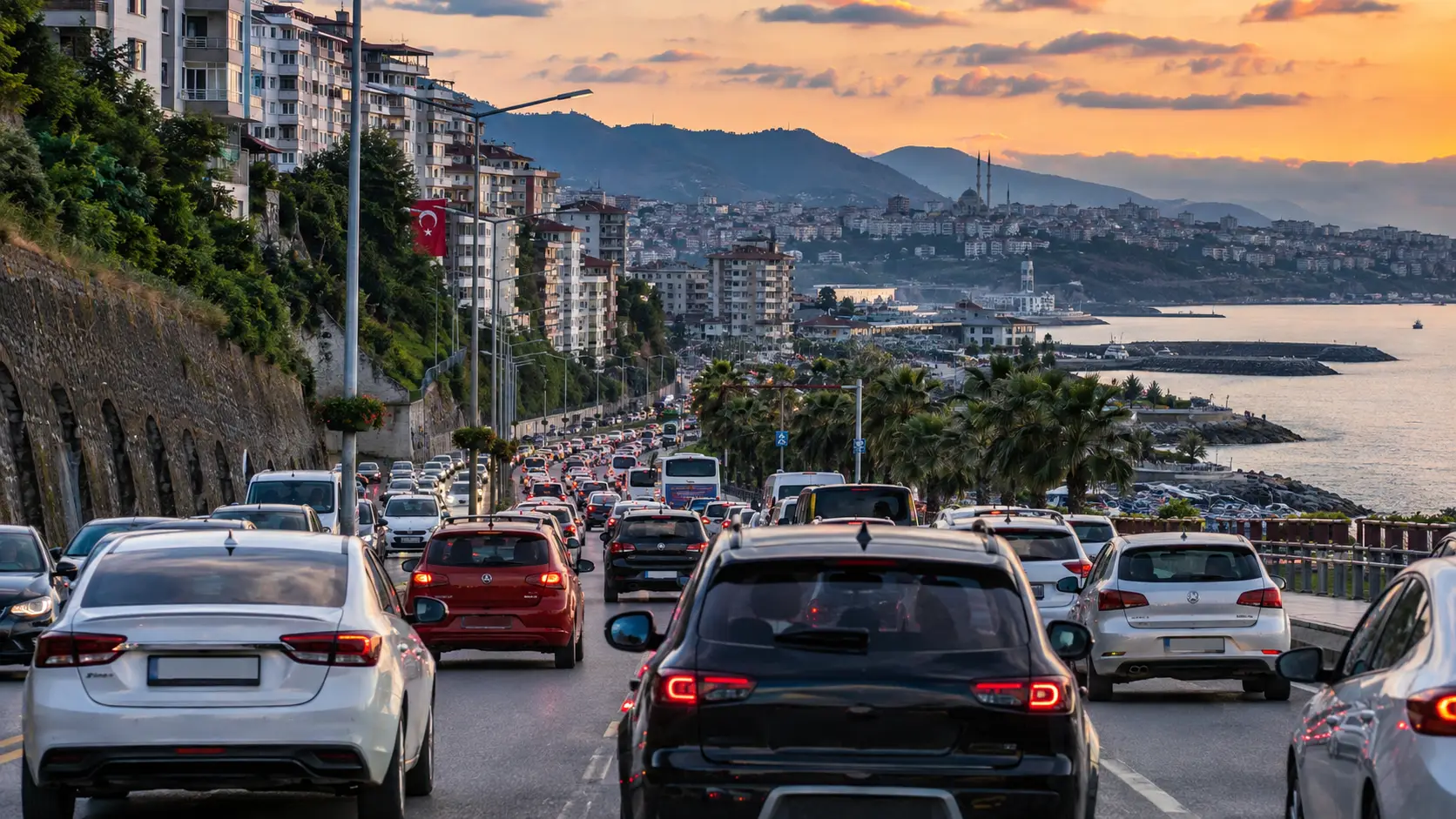 Trabzon'da polis ekiplerinin sahil yolunda yaptığı trafik denetimi