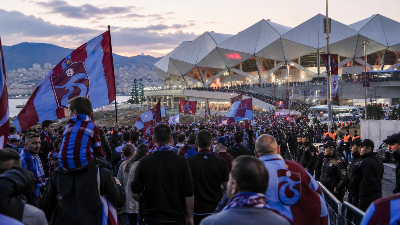 Trabzonspor kafilesini Vakfıkebir'de meşalelerle karşılayan bordo-mavili taraftarlar