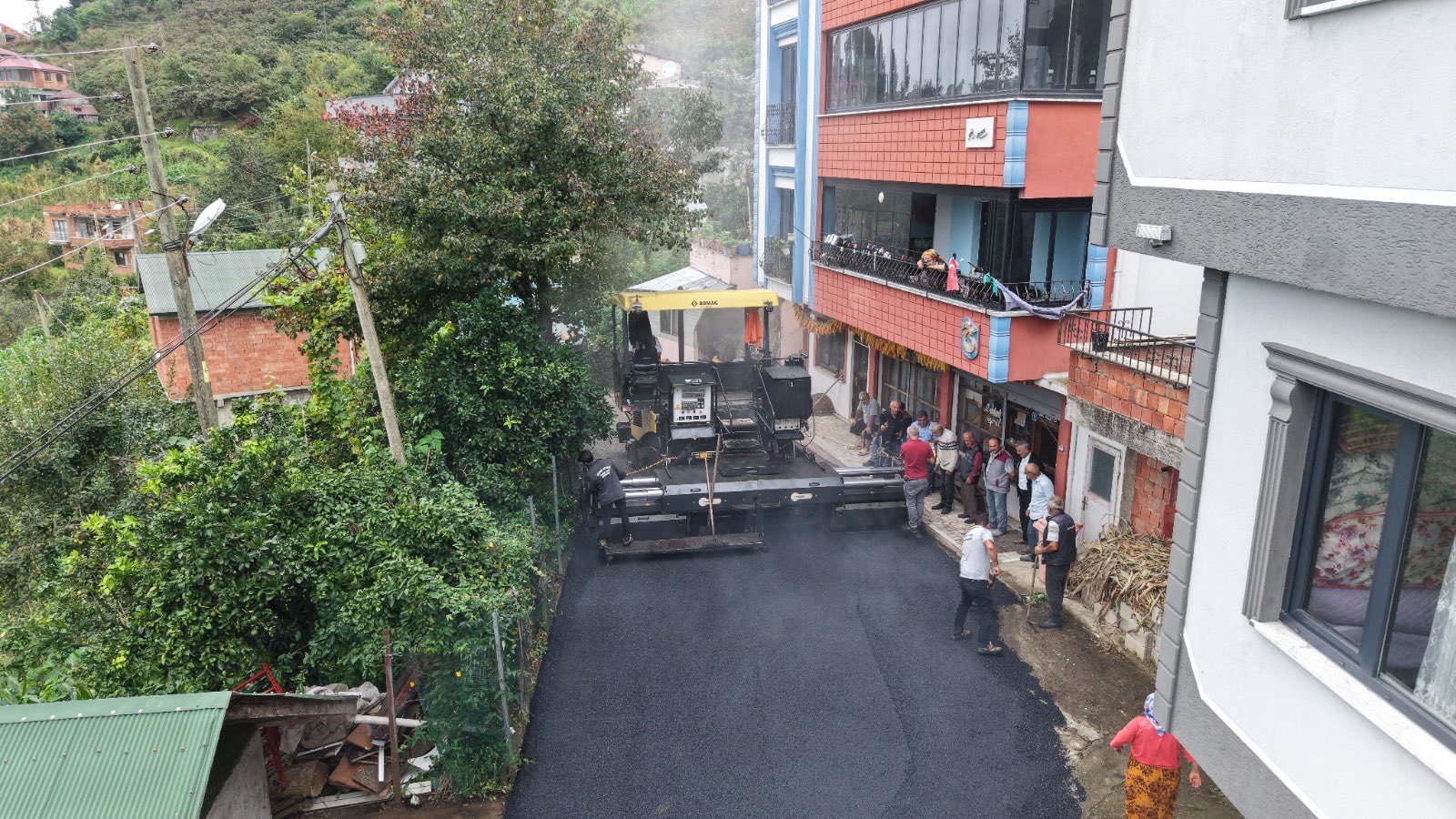 Akçaabat Belediyesi ekiplerinin Eskiköy Mahallesi’nde sürdürdüğü asfalt çalışması