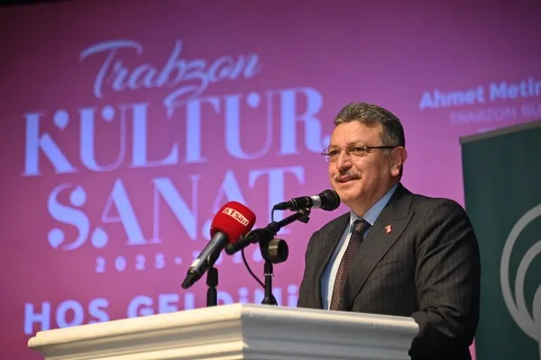 Trabzon'da düzenlenen Dil, Üslup ve Nezaket seminerinde konuşan Büyükşehir Belediye Başkanı Ahmet Metin Genç