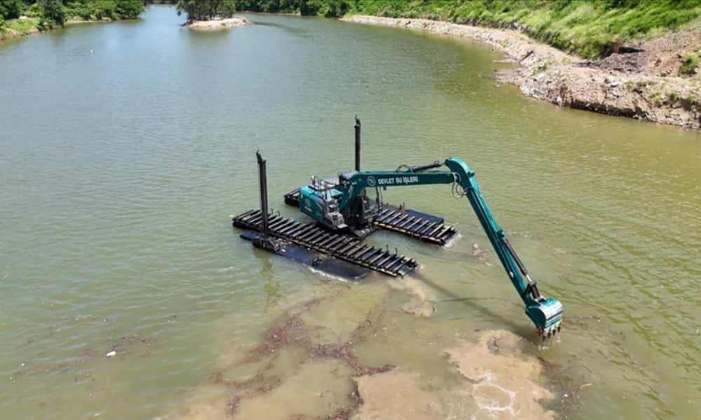 Sera Gölü 30 Tonluk Yüzer İş Makinesiyle Temizleniyor